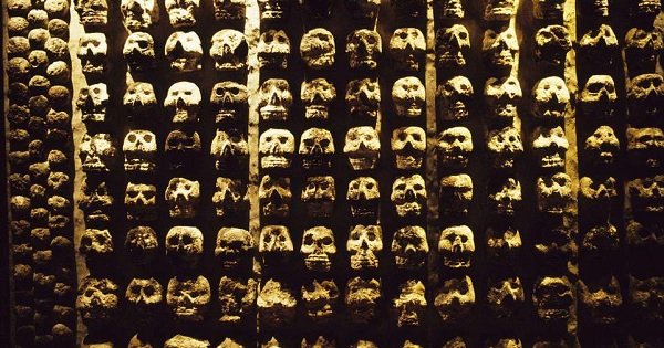 数千人分の頭蓋骨で作った古代アステカの生贄祭壇「ツォンパトリ」が発見される！ 心臓をえぐって斬首し… 膨大な“名誉の証”に戦慄！
