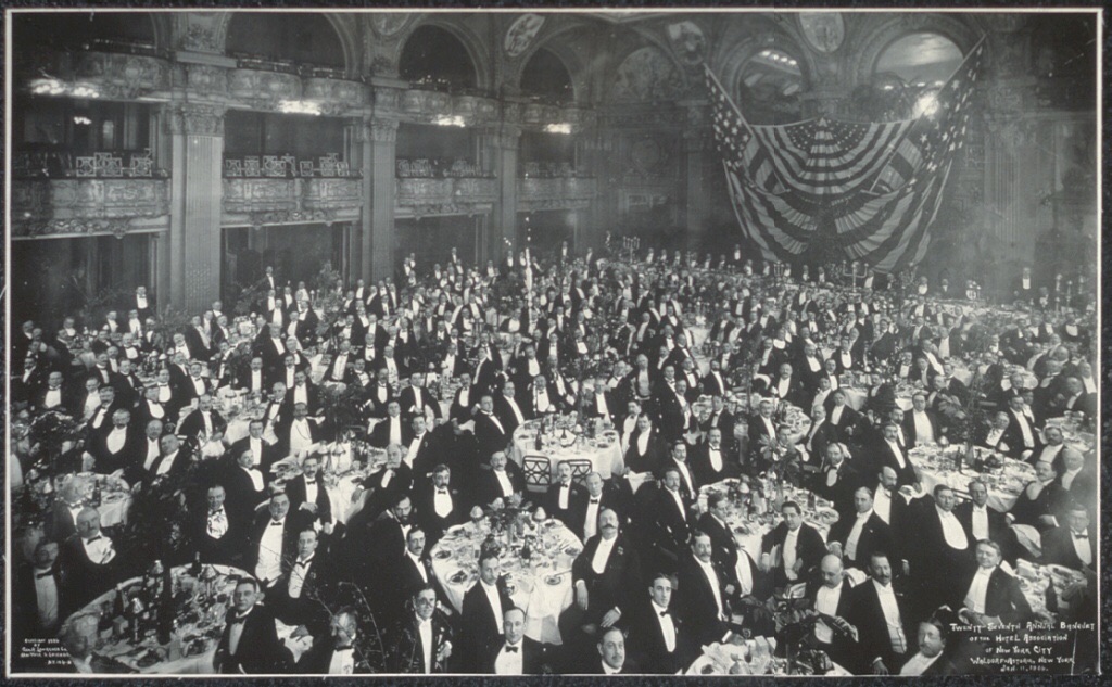 1906年、ウォルドーフ=アストリアホテルのボールルームで撮影された元ネタ画像