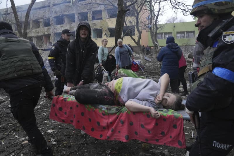 爆撃されたマリウポリの産科・小児科病院から救出される妊婦