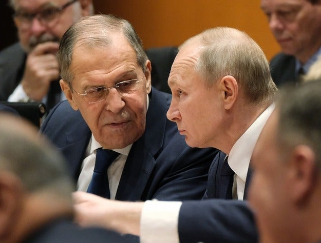 ラブロフ外相（左）とプーチン大統領