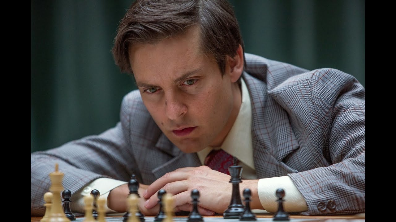 トビー・マグワイアが実在のチェスプレイヤーを怪演！映画『完全なるチェックメイト』予告編 - YouTube