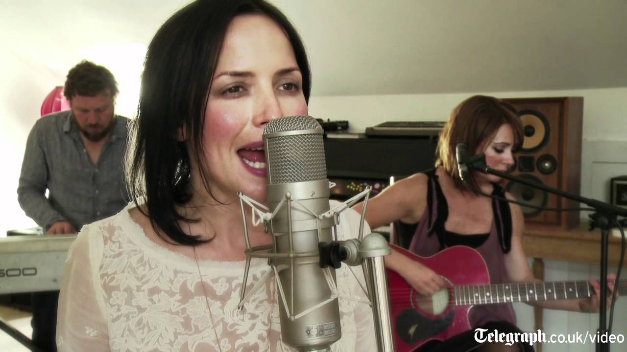 Andrea Corr sings Tinseltown in the Rain - YouTube