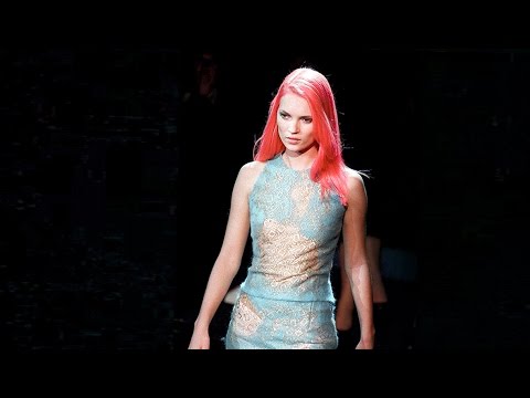 Kate Moss｜RUNWAY COLLECTION - YouTube