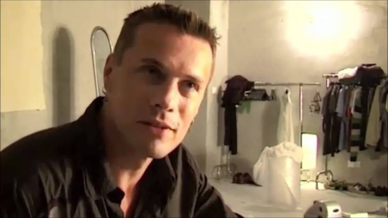 U2 -  Electrical Storm ( Interview With Larry Mullen ) - YouTube