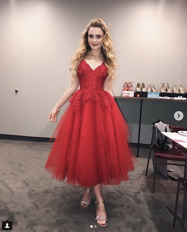 赤いドレスがよく似合うキャスリンニュートン