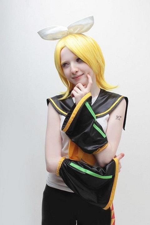 ボーカロイド「鏡音リン」のコスプレ