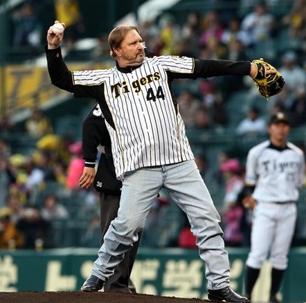 日本のプロ野球の始球式にも登場している