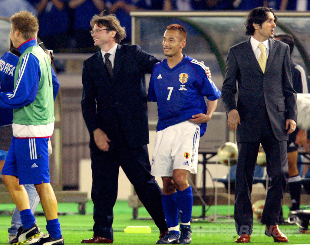 1998年から2002年までサッカー日本代表監督に就任