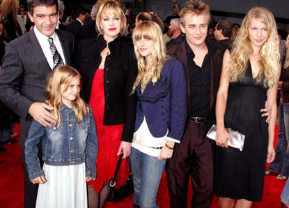 2005年、家族と一緒に写るメラニーグリフィス