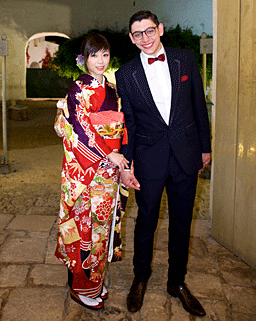 和服で身を飾る宇多田ヒカルとフランチェスコ・カリアーノ