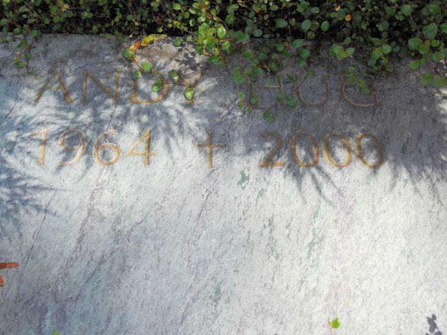 墓には「ANDY HUG 1964 2000」という文字が刻まれている