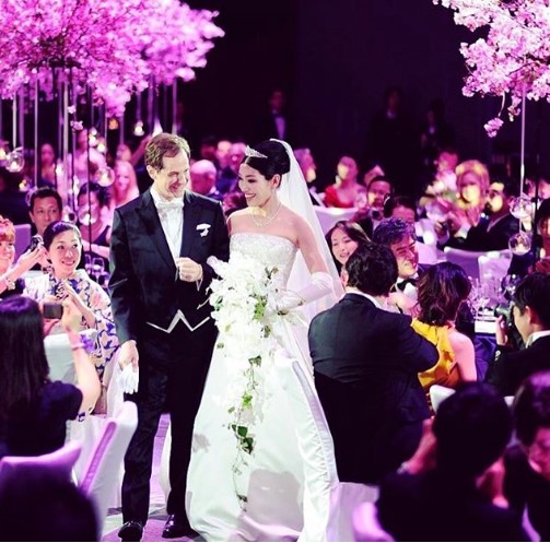 結婚式は「桜の森」をイメージしたデコレーションの披露宴