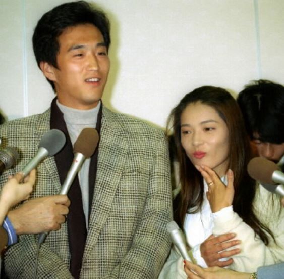 同年1994年に大鶴義丹と結婚