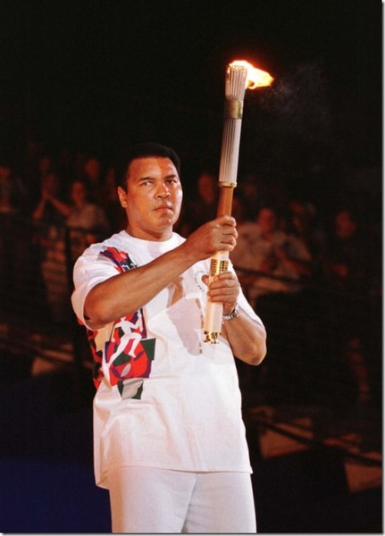 1996年のアメリカ・アトランタ五輪では震える手で聖火を持ったモハメドアリ