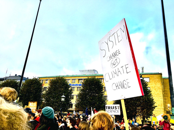 母国スウェーデンでもデモに1万人が集結