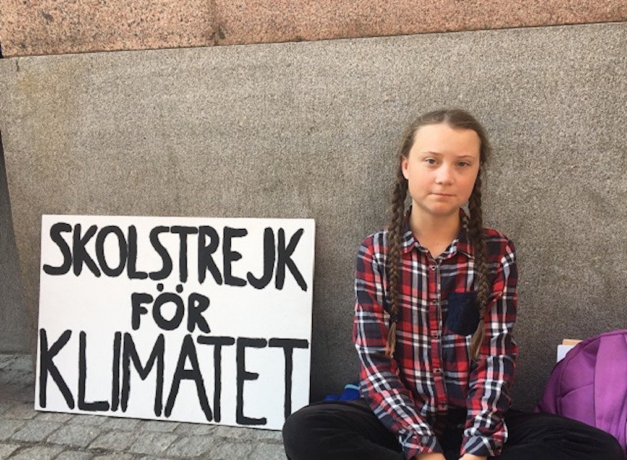 2018年9月（15歳頃）には気候変動に抗議、スウェーデンの国会前で2週間の座り込み