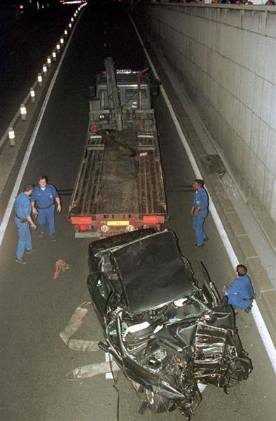パパラッチから逃れるために走行、その後トンネル内での交通事故で「激しい内臓の損傷」を患った