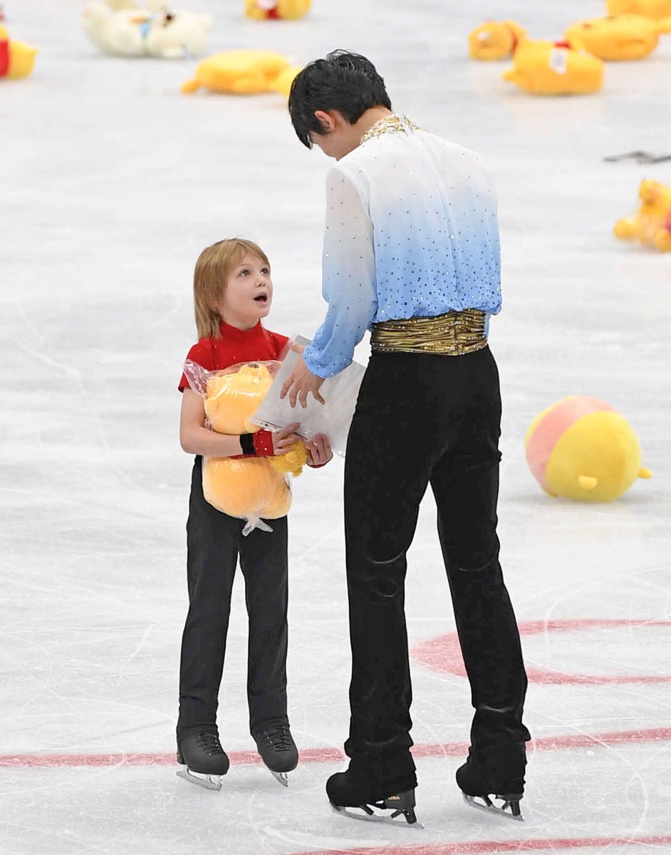 フラワーボーイとして羽生結弦から離れずに注目されたサーシャに激似の少年