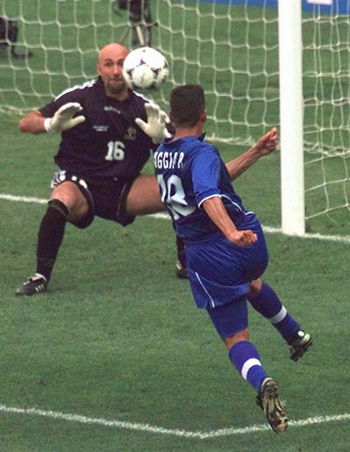 1998年のフランスW杯の準々決勝で決定機のボレーを外し、PK戦で敗退