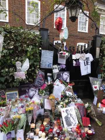 ジョージマイケルのロンドンの自宅には多くのファンからの献花が1年以上行われた
