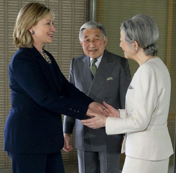 2011年4月、皇居にて上皇明仁、上皇后美智子の元へ訪れていた