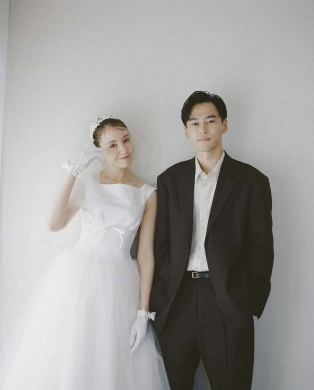 俳優の山本直寛との結婚を発表