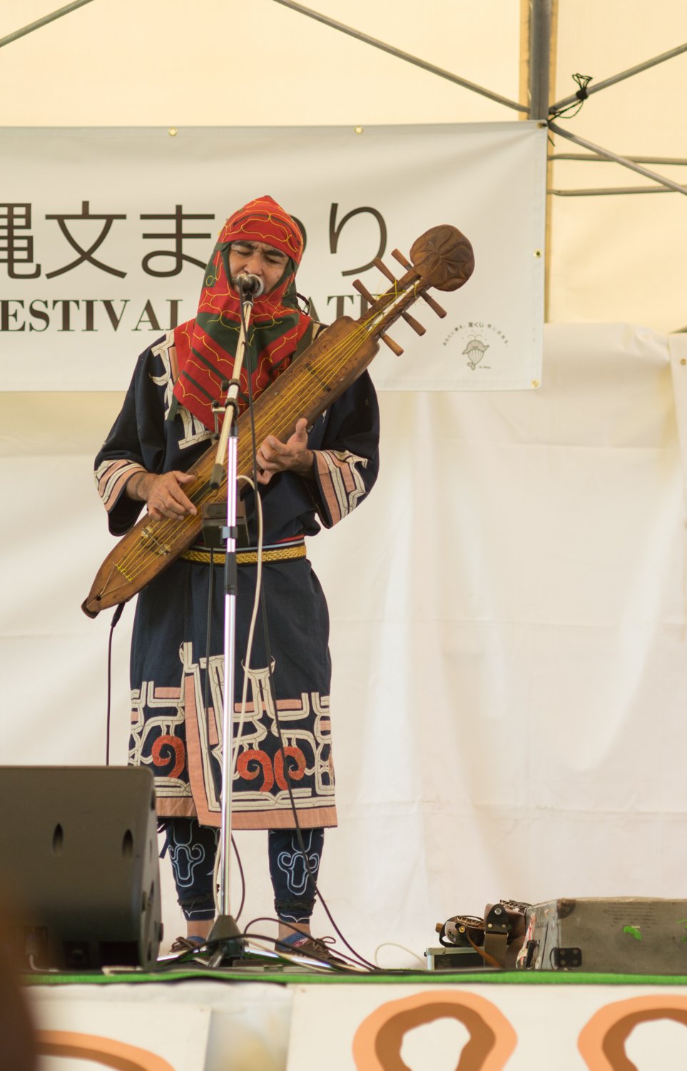 OKIはアイヌ民族の伝統楽器「トンコリ」の奏者