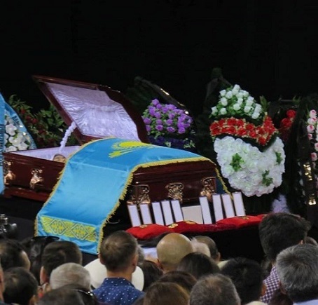 とても豪華な棺の中で眠りについた