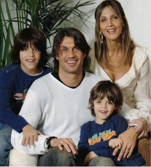 家族全員で写真に写るパオロ・マルディーニ