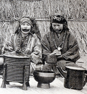 アイヌ文化である「男性の耳飾り」や「女性の入れ墨」が禁止された