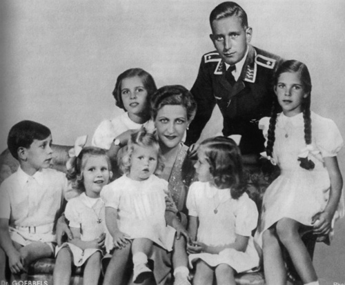 パウル・ヨーゼフ・ゲッベルスの子供達と一緒に過ごしたヒトラー