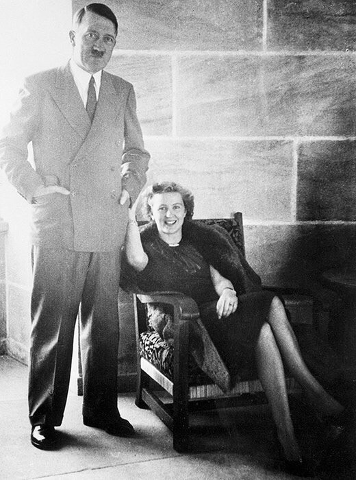 1945年4月29日にエヴァブラウンとヒトラーは結婚