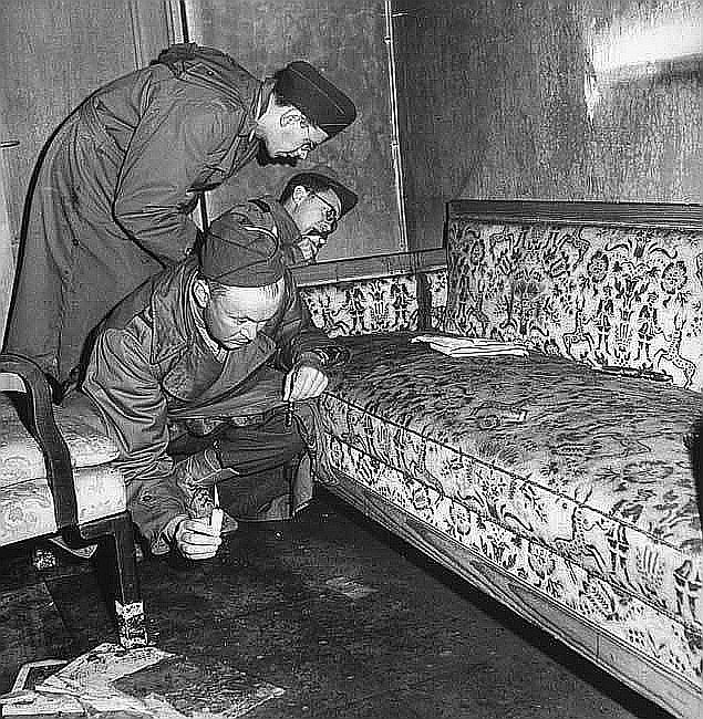 ソビエト軍がエヴァブラウンとヒトラーの遺体を発見、鑑定の結果、本人であると判明した