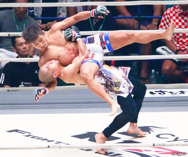 才賀紀左衛門とは接戦の末、MMA初勝利を飾る