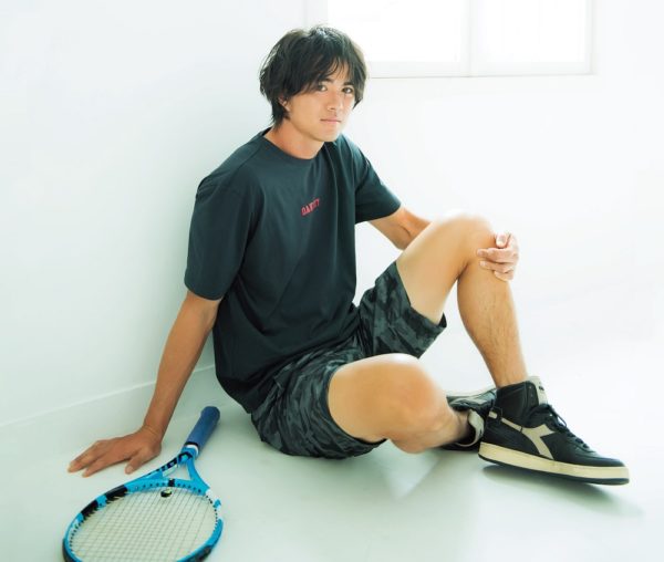 5歳からテニスを始め、14歳で名古屋からスペインに移住