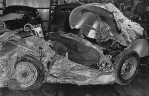 事故で大破したジェームズ・ディーンの愛車