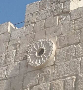 聖地エルサレム・ヘロデ門の「16菊花紋」は日本の菊の紋章に似ている
