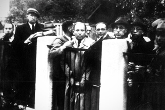 ナチスから逃れるために領事館に集まったユダヤ人たち