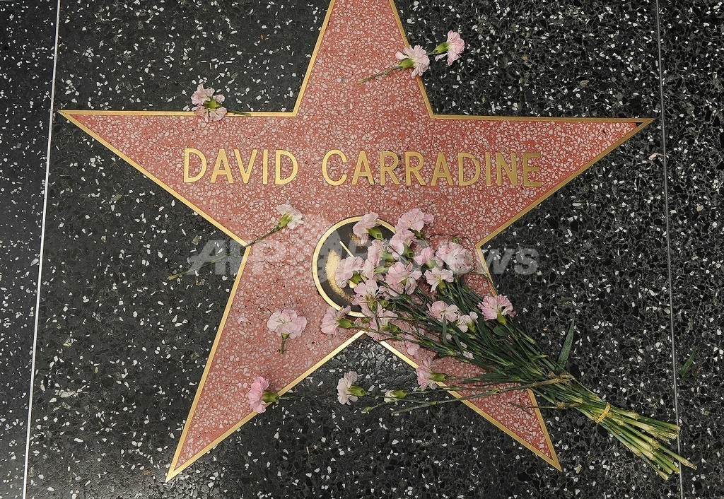 デビッドキャラダインの死に対して、ハリウッドには追悼の花が添えられている