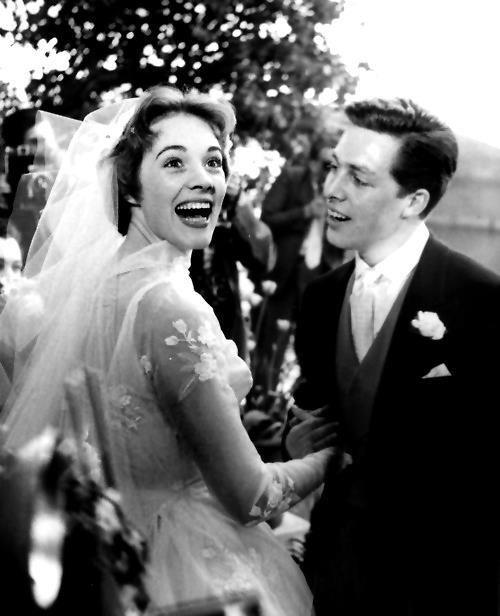 1959年に舞台美術デザイナーのトニー・ウォルトンと結婚