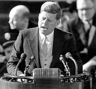 1956年の「民主党全国大会」でアドレー・スティーブンソンの指名推薦演説をするケネディ大統領