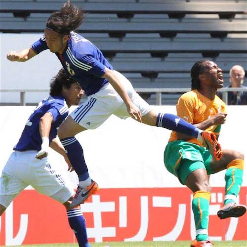 「2010 FIFAワールドカップ」直前の強化試合にて、田中マルクス闘莉王と接触して右腕を骨折