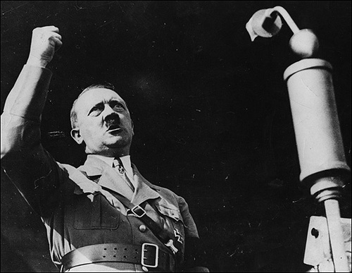 経済破綻したドイツ国の最中、演説で国民を鼓舞させたアドルフ・ヒトラー