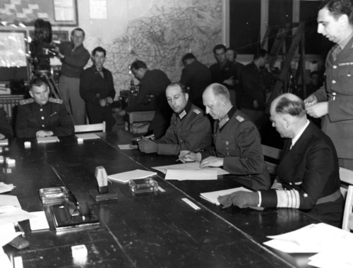 1945年5月7日、アルフレート・ヨードル大将が連合国への降伏文書に署名