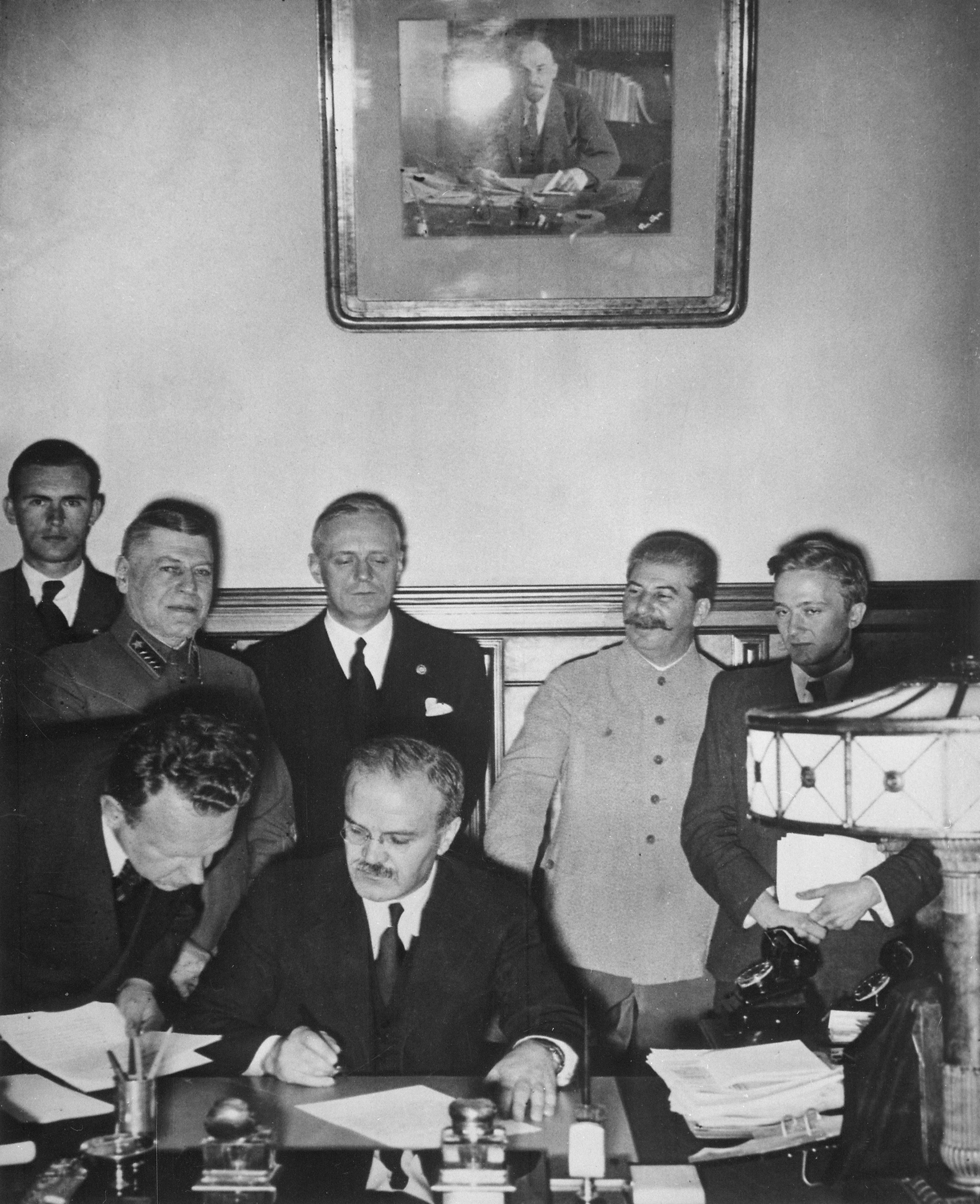 1939年8月23日、ソ連と「独ソ不可侵条約」を締結