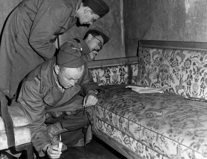 1945年4月30日、アドルフ・ヒトラーが「総統官邸・地下壕」で自殺
