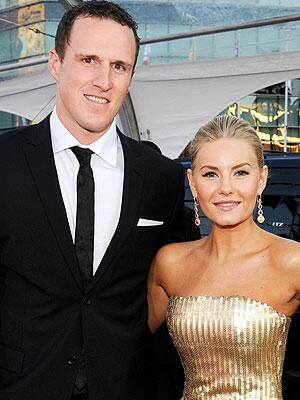 エリシャ・カスバートは2013年にアイスホッケー選手と結婚した