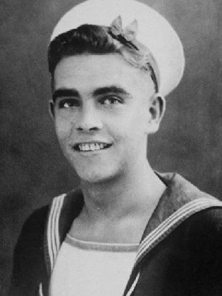 16歳の頃にイギリス海軍に入隊し、病気により3年で除隊