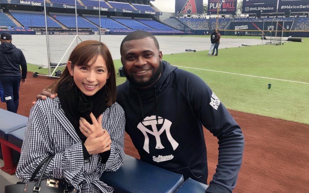 2019年、タレントの宮崎瑠依と一緒に写真を撮っているオビスポ