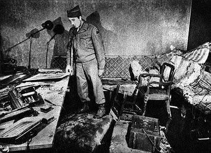 総統地下壕の一室にて、妻エヴァ・ブラウンと一緒に発見されたヒトラー